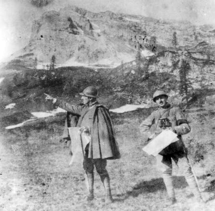 Ufficiali del 59° fanteria alle pendici del Castellazo (Coll. M. Balbi)
